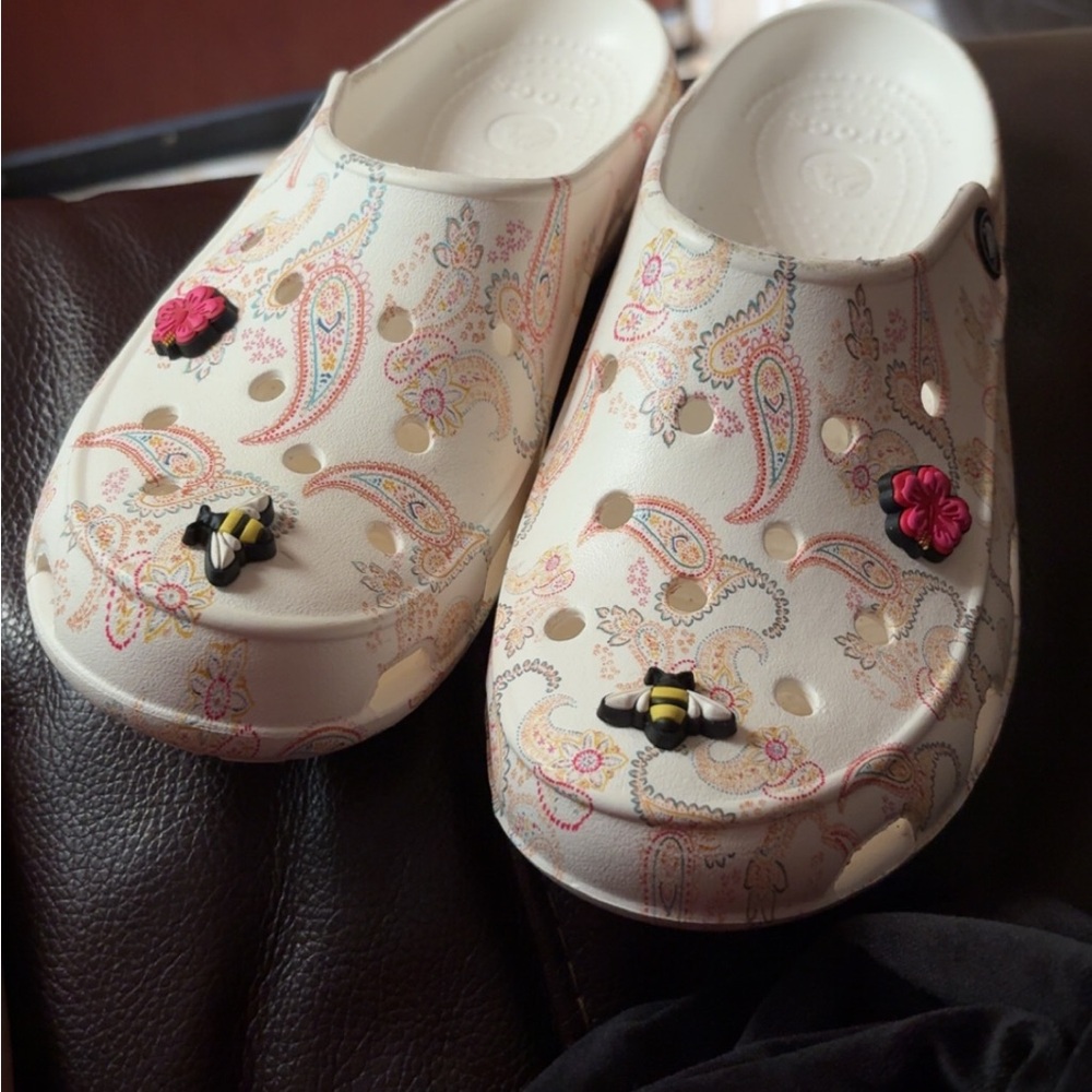 CROCS FREESAIL Cream and Pink Mules with Nature-Inspired Design - Picture 2 of 5